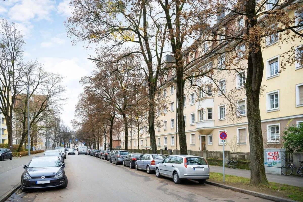 Image 5 of Big Central Apartment near Rotkreuzplatz with 3 BR for 12 PAX