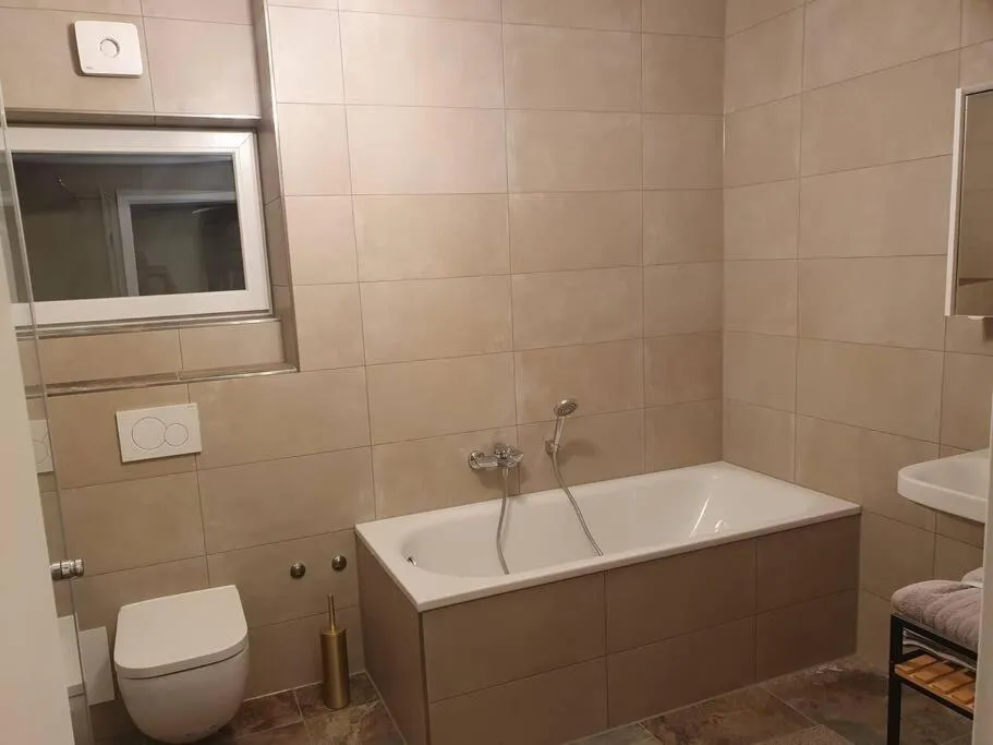 Image 6 of Helle 3 Zimmer Souterrainwohnung in einem Neubau-Villa