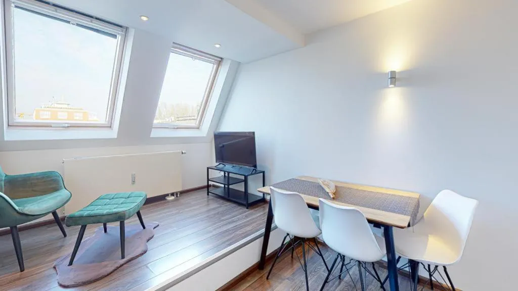 Image 3 of Spacious 4 Bedroom Apartment near City Center