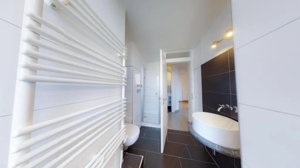 Image 2 of Spacious 4 Bedroom Apartment near City Center