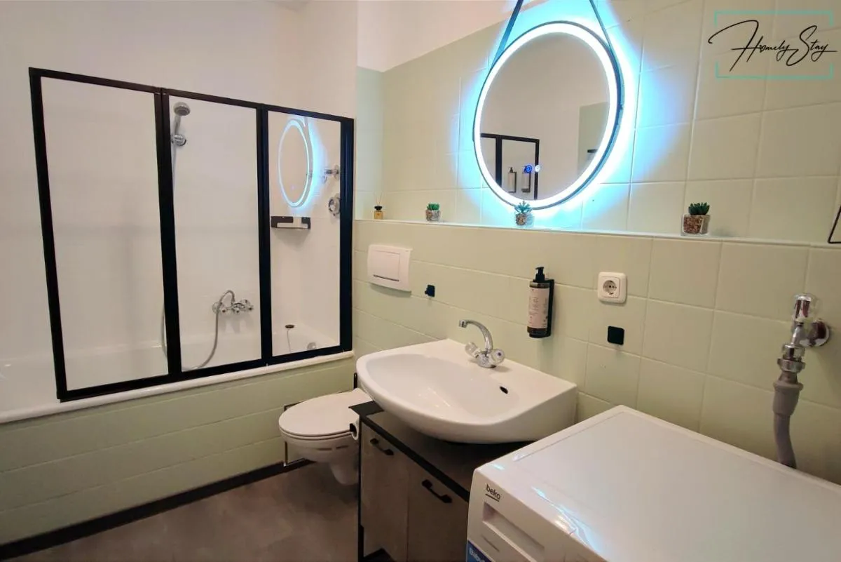 Image 2 of HOMELY STAY Serenity Greens – Stylisch Studio-Apartment with kitchen – 10 min to central station, pet friendly