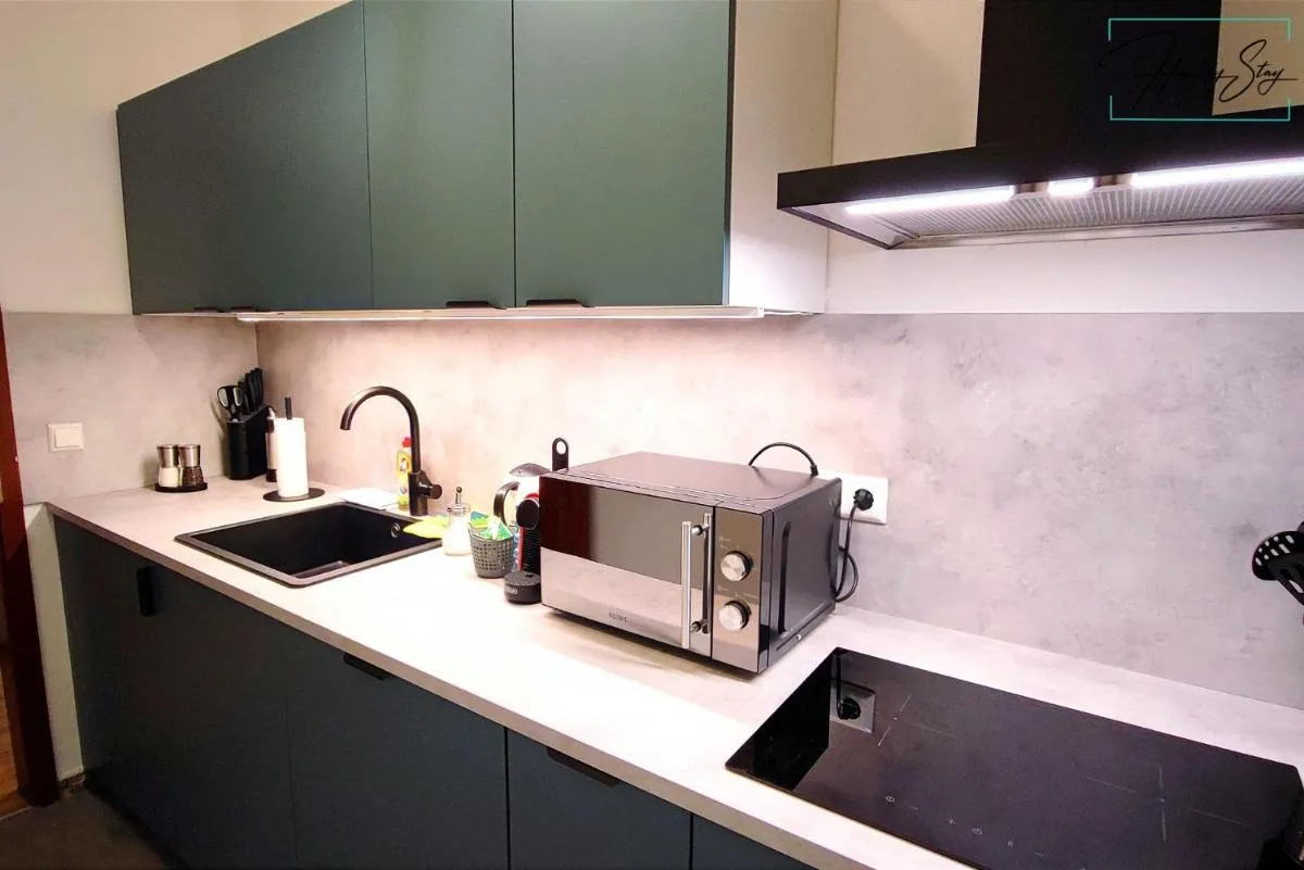 Image 3 of HOMELY STAY Serenity Greens – Stylisch Studio-Apartment with kitchen – 10 min to central station, pet friendly