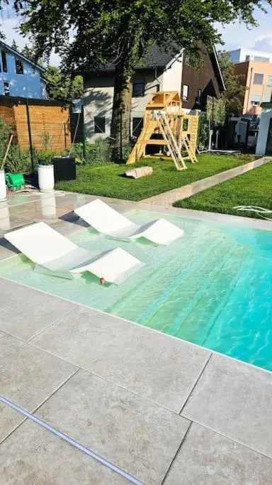 Image 5 of Luxurious large home with Pool, Garden, Koi Pond