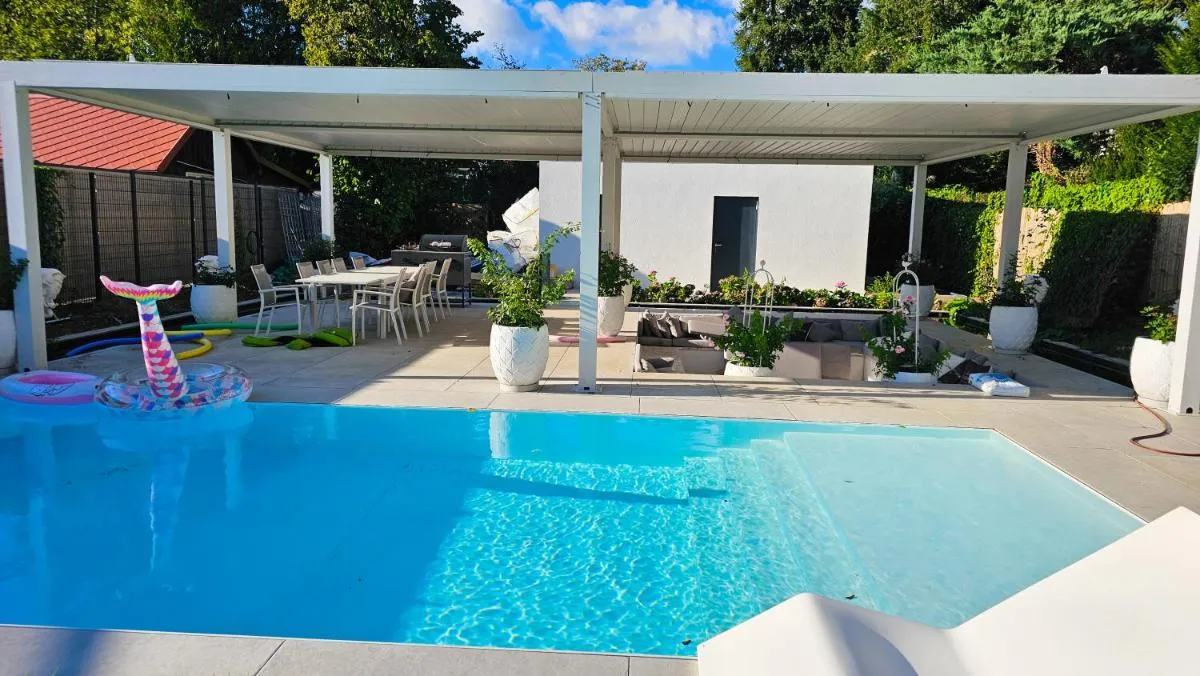 Image 2 of Luxurious large home with Pool, Garden, Koi Pond