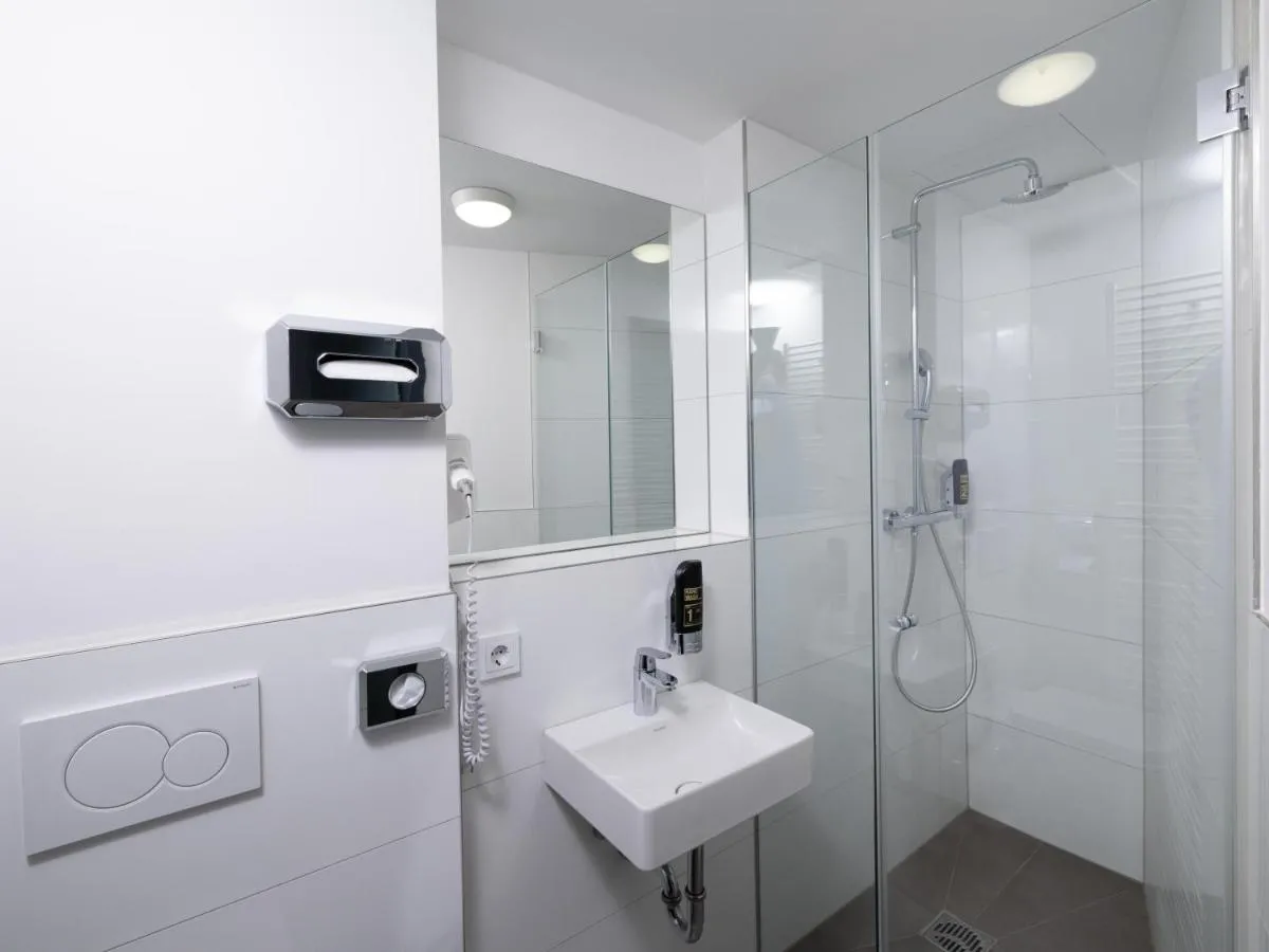 Image 2 of Smart Stay Hotel Station