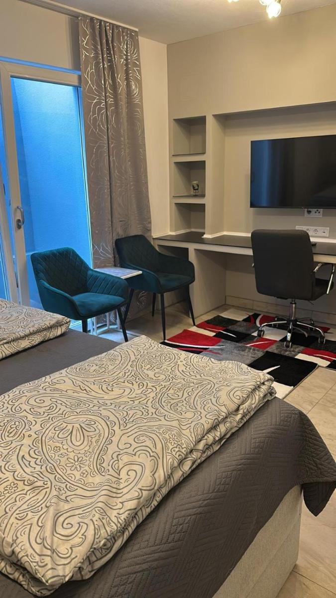 Image 6 of One Room apartment with kitchen, and private bathroom near to S8 Train line
