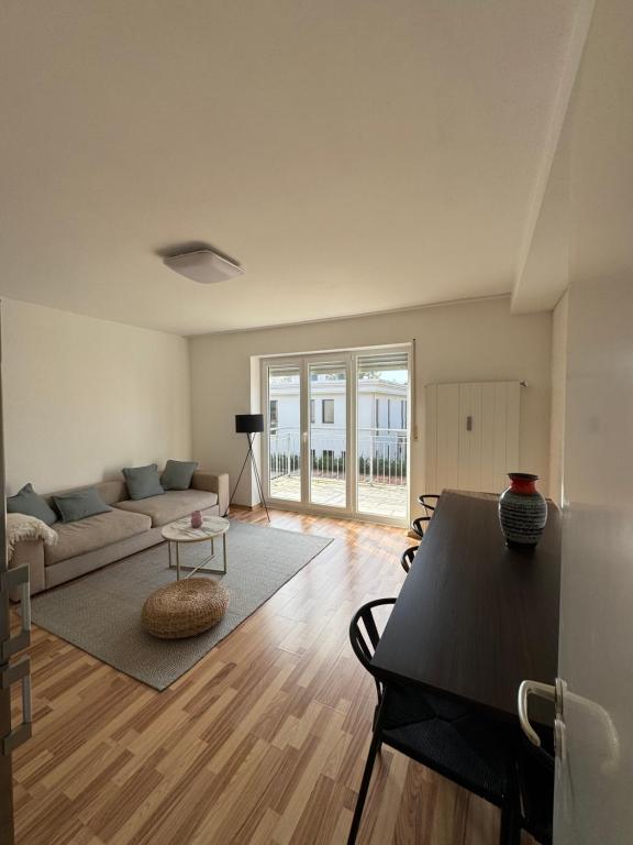 Image of Quiet Family Apartment – 10 min to Center & Oktoberfest – Free Parking – Balcony – near Nymphenburg Palace & Botanical garden